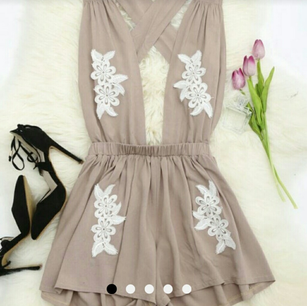 BNWT Zaful flower printed romper.